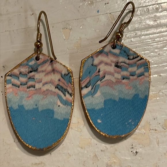 NWT 2” Mud Dove Collection gold plated hand crafted & painted dangle earrings - Picture 9 of 12